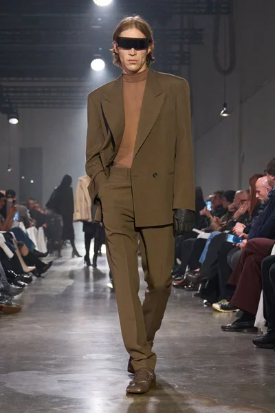 Look 32